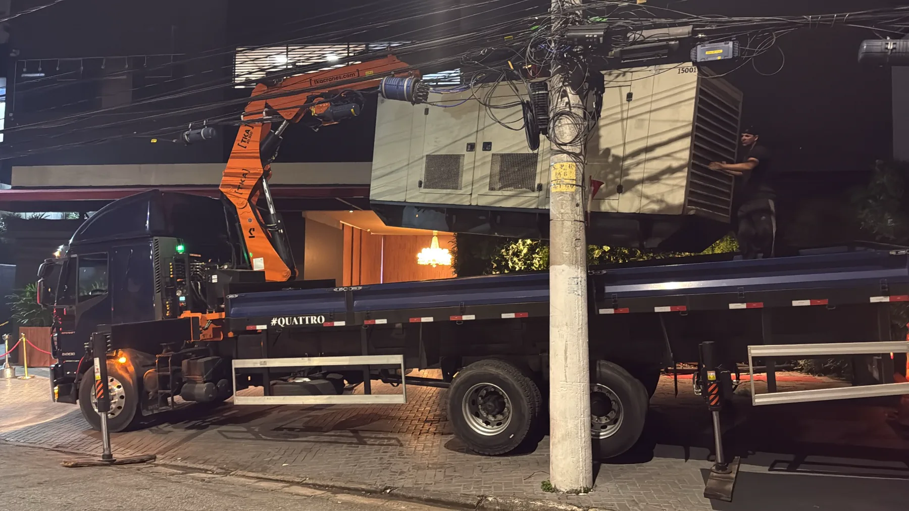 Operação noturna de movimentação de gerador